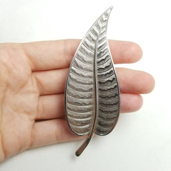 Vintage Leaf Shape Brooch, Minimal Silver Tone Design, Lapel Pin, Unisex - Picture 2 of 5